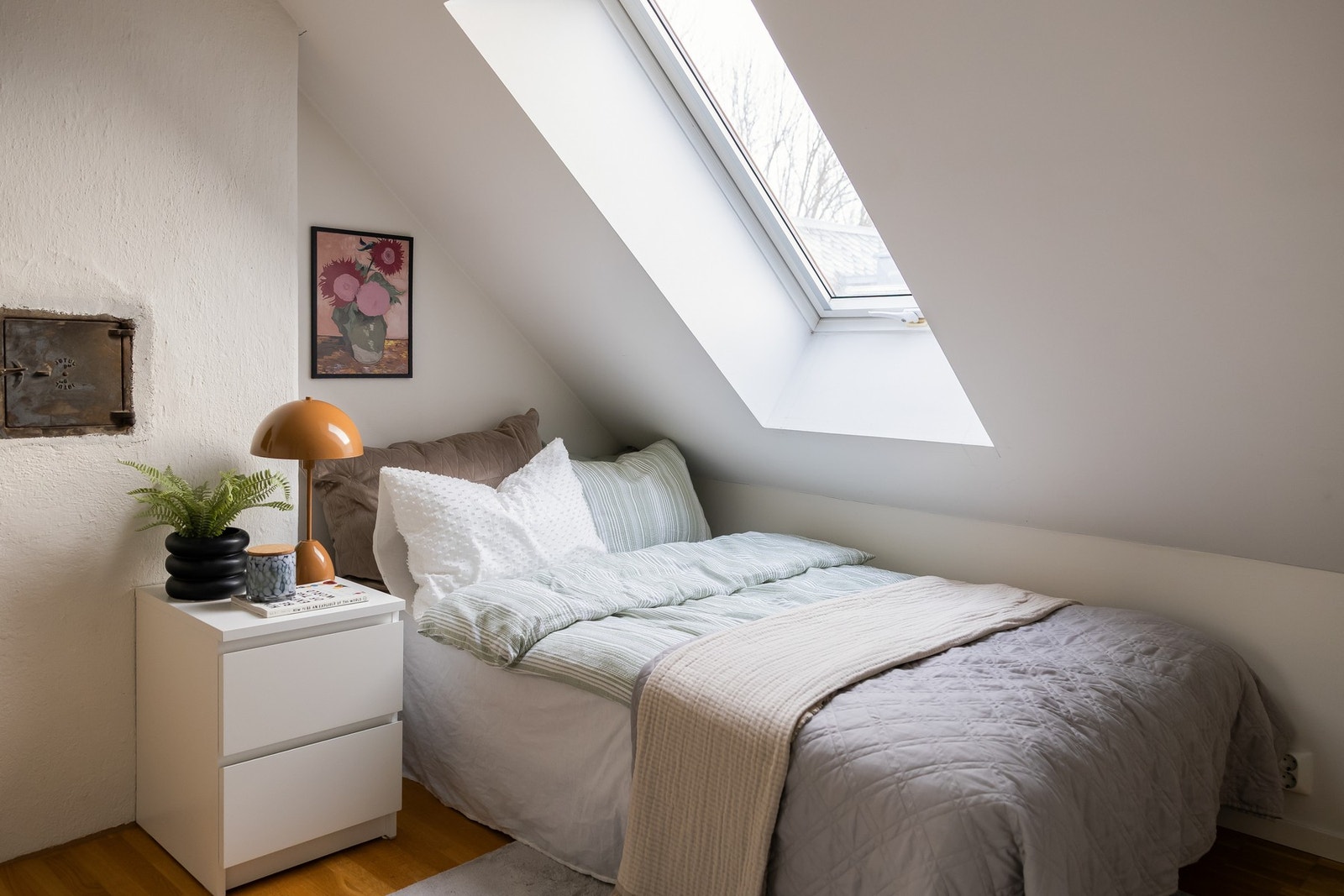 Soverommet i overetasjen er på 8,5m² med plass til både seng, garderobeskap og pult. Galleribilde