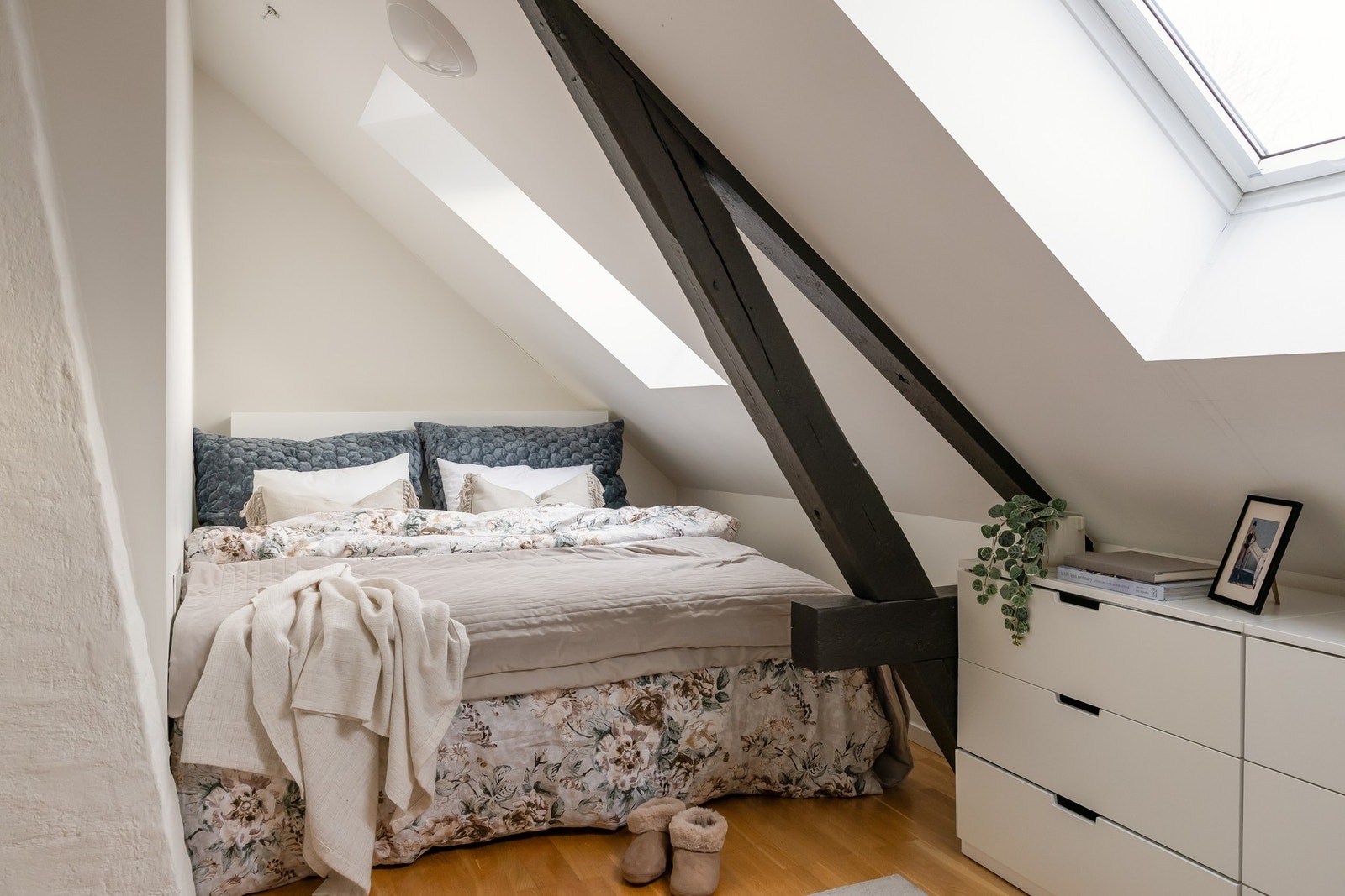 Soverom i hovedetasje er på 11,7m² og har god plass til dobbeltseng og stor garderobeløsning. Galleribilde