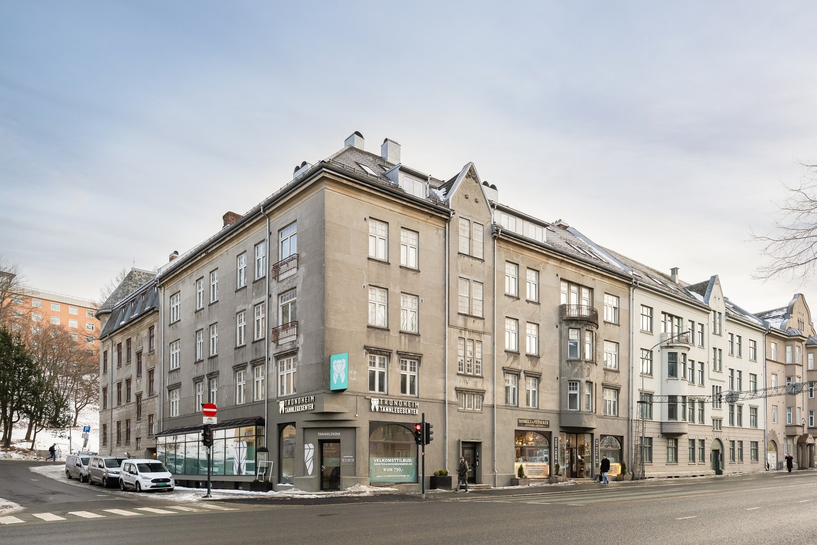 Boligen ligger i en pen bygård. Her har du gangavstand til det du trenger og gode bussforbindelser. Galleribilde