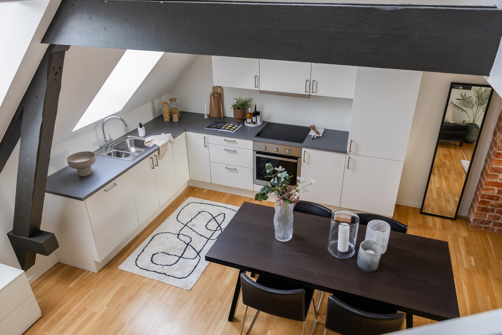 Innredningen har integrert stekeovn, platetopp, oppvaskmaskin, kjøleskap og fryser. Galleribilde