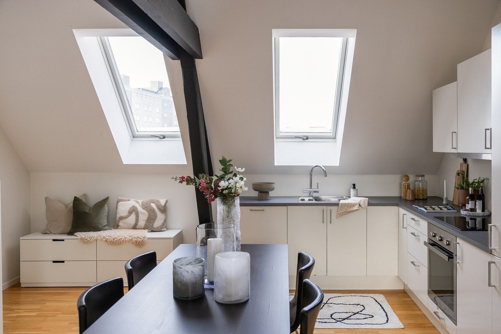 Kjøkkenet har en praktisk løsning med god skap- og benkplass. Galleribilde