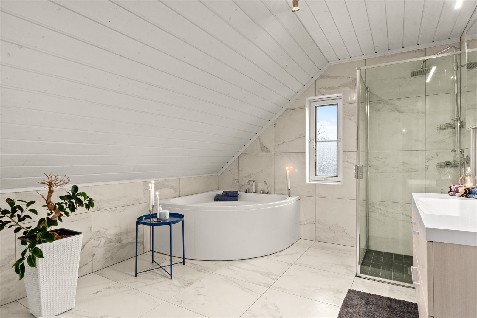 WOW! Vegg i vegg finner du dette lekre badet med badekar, dusj, god plass og gir deg virkelig en deilig spa-følelse! Galleribilde