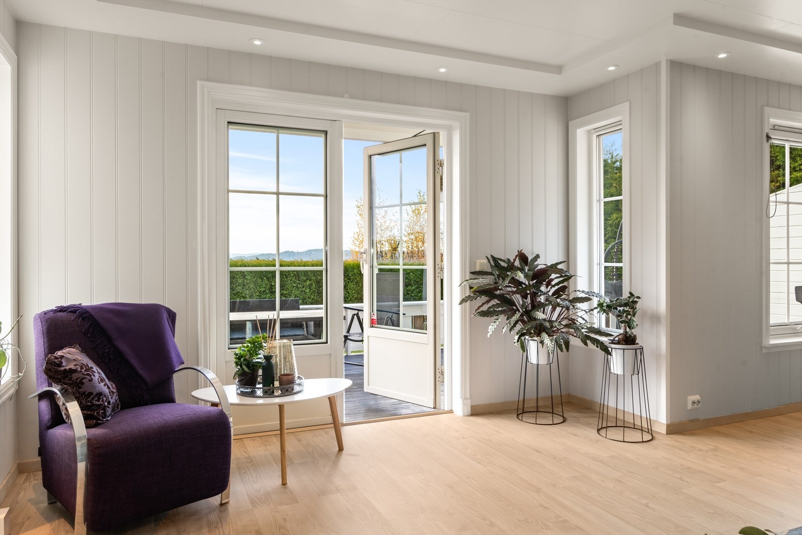 Lun og fin lesekrok med godt naturlig lys ved terrassedøra. Galleribilde