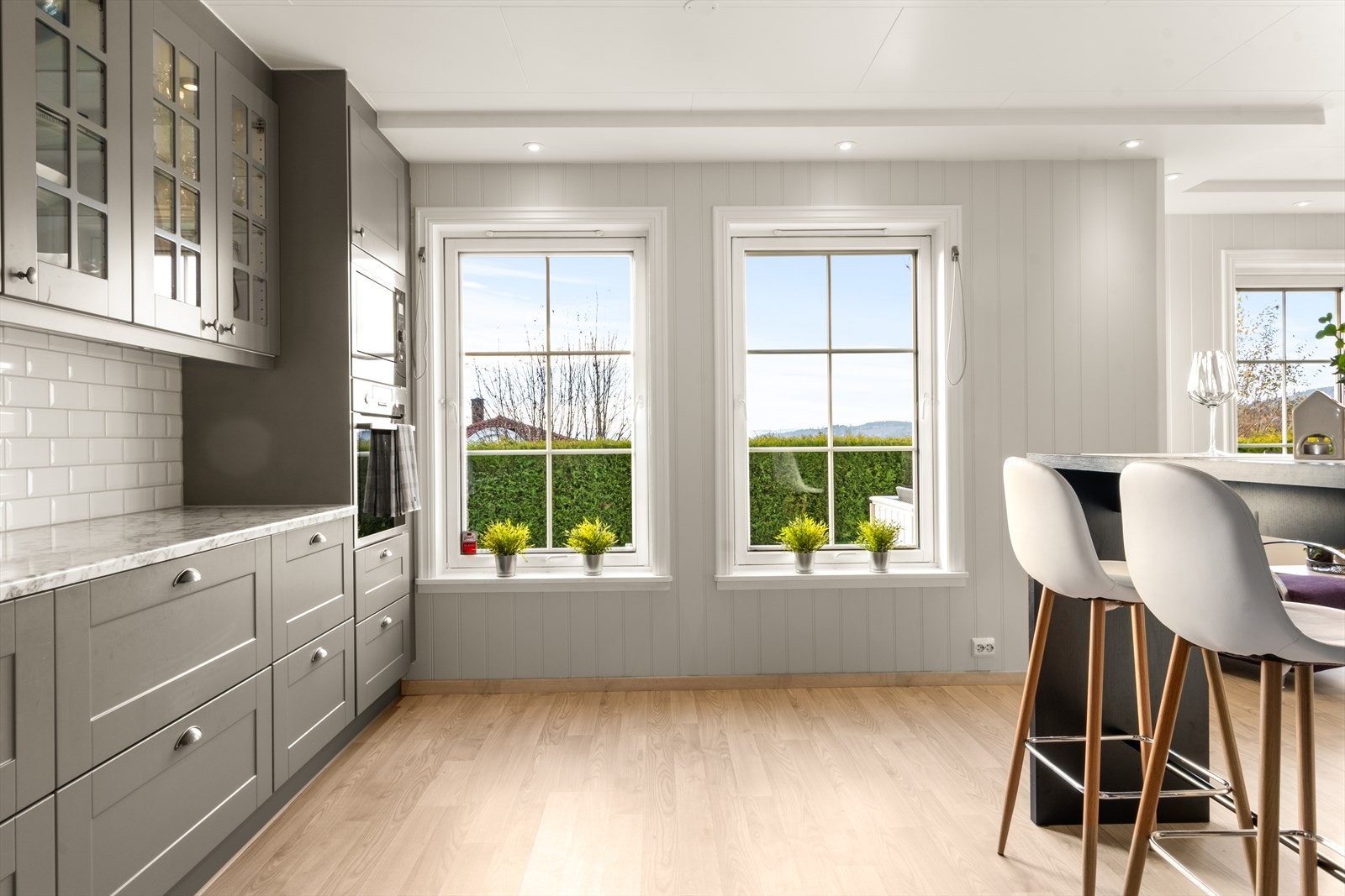 Man kan fint se for seg barna gjøre leksene sine her mens man lager middagen. Galleribilde