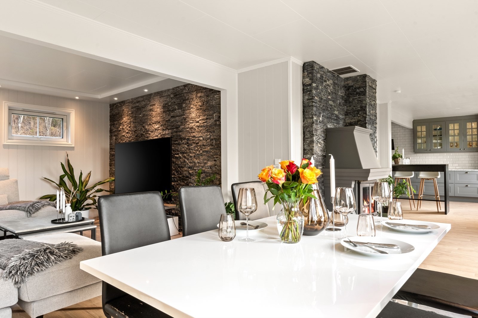 Boligen er klar for innflytting og her er det dekket til innflytningsfest :-) Galleribilde