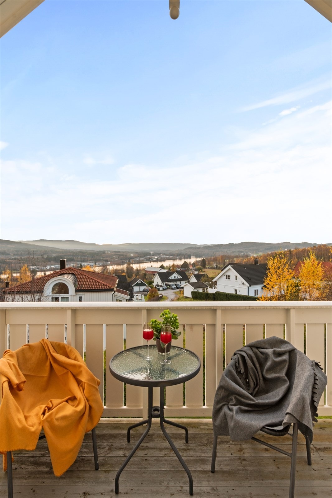 Mens mor og far nyter utsikt og solnedgang over Glomma... Galleribilde