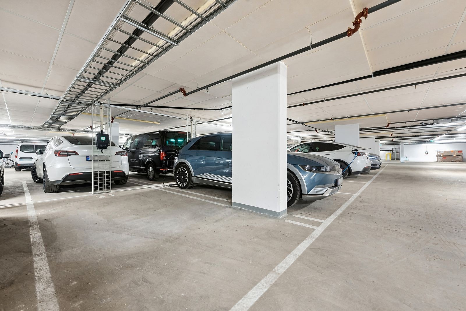 Garasjeplass med EL - lader Galleribilde