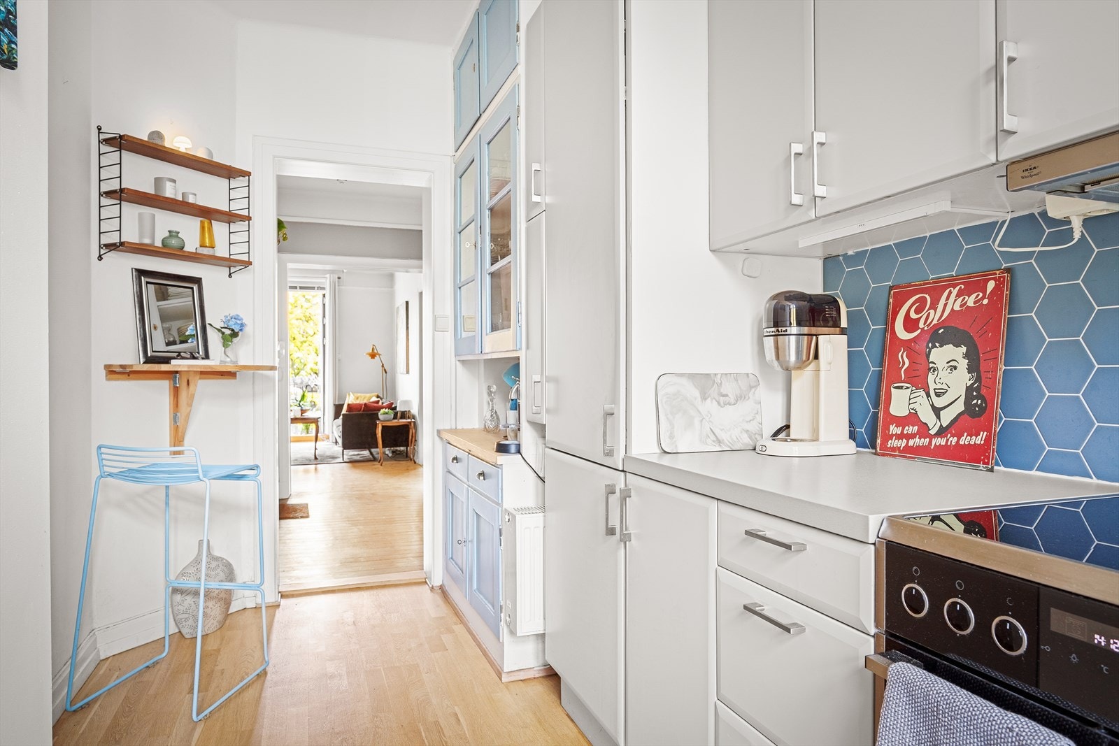 Kjøkkenet har en elegant anretning som gir ekstra arbeids- og oppbevaringsplass. Galleribilde