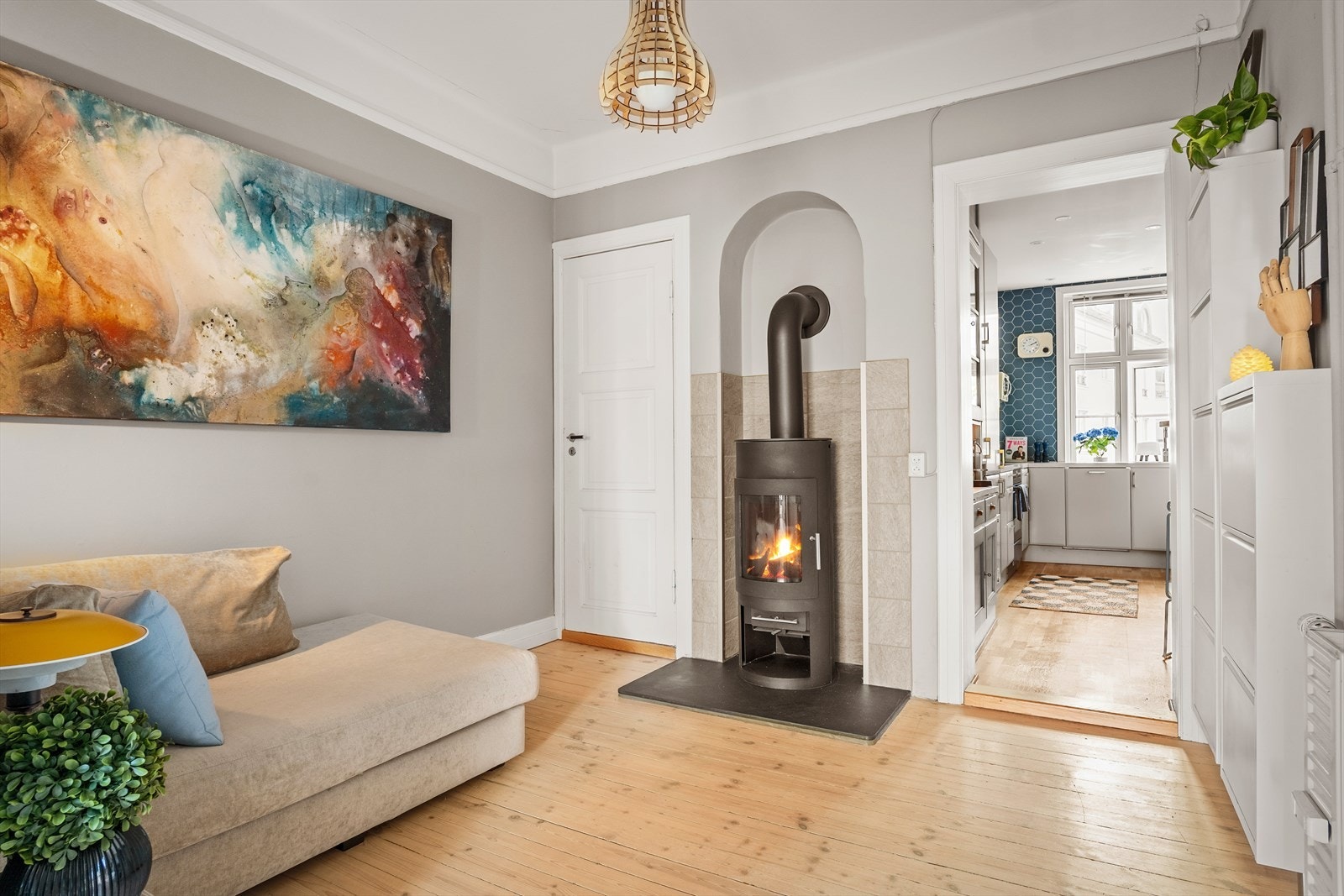 Stor hall gir et solid førsteinntrykk og har praktisk lagringsplass i eget kott. Galleribilde