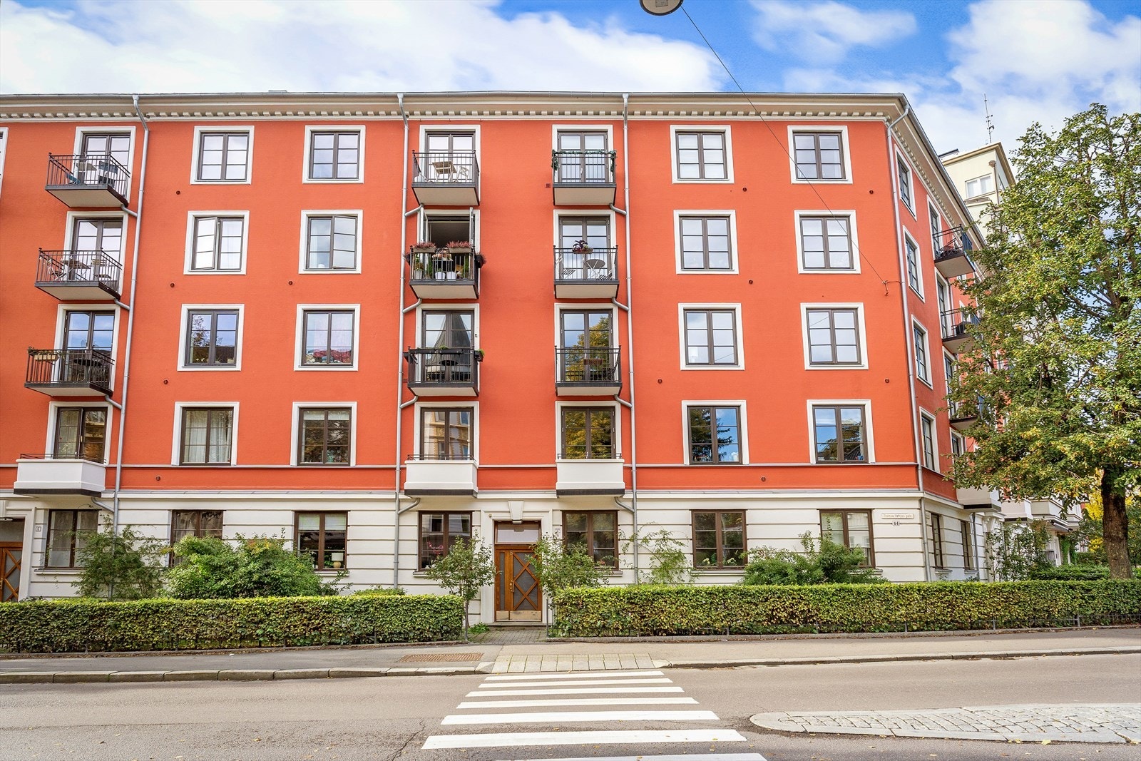 Forhave mot gaten. Frogner er kjent for sitt mangfoldige kaféliv og gode restauranter - her er det kort vei til alt. Galleribilde