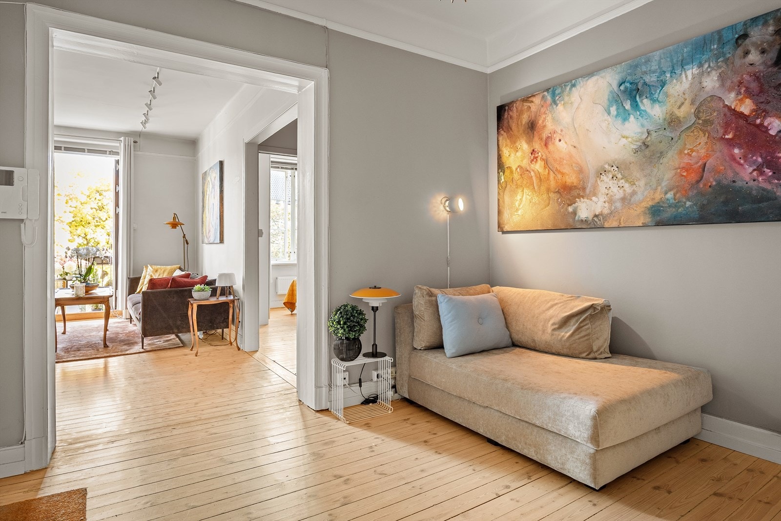 Leiligheten har en praktisk planløsning, med gode muligheter for å møblere i ulike soner. Galleribilde