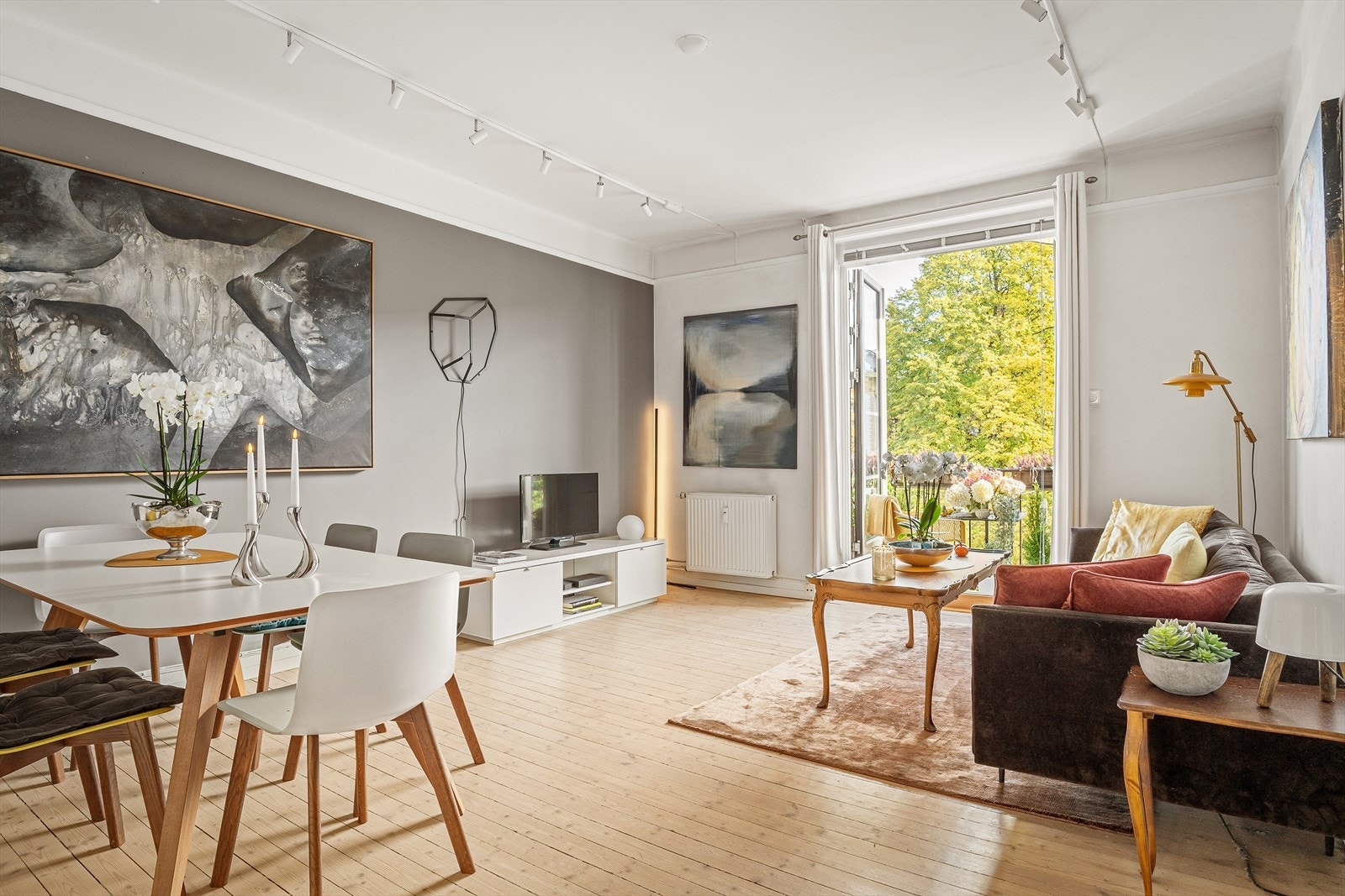 Leiligheten har en lys og luftig stue/spisestue med gode møbleringsmuligheter. Galleribilde