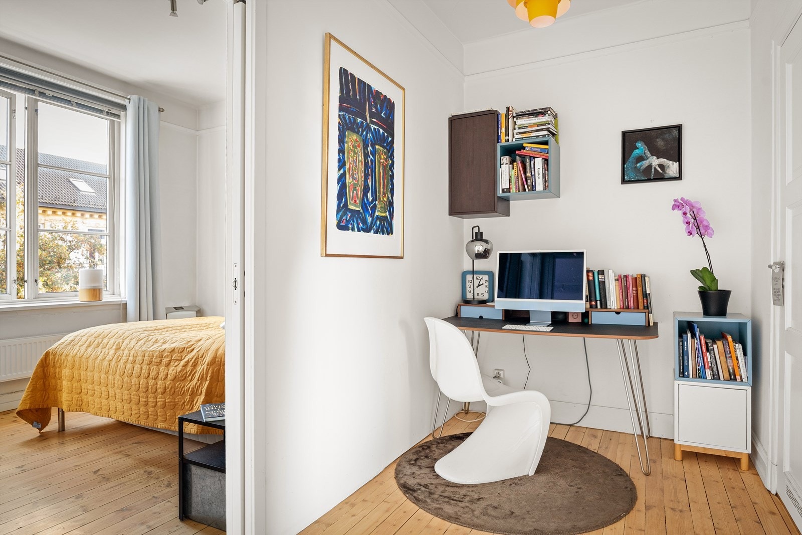 Smart utformet mellomgang med naturlig plass til kontor eller arbeidskrok. Galleribilde