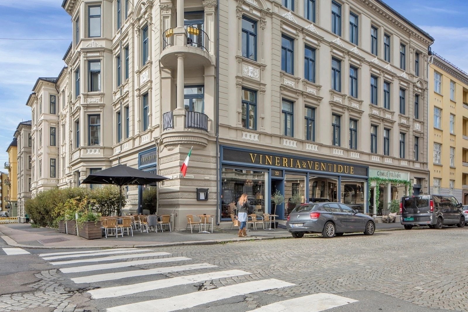 Rett utenfor døren venter alt Frogner har å by på - klassisk arkitektur, hyggelige caféer, gallerier, restauranter og grønne parker. Galleribilde