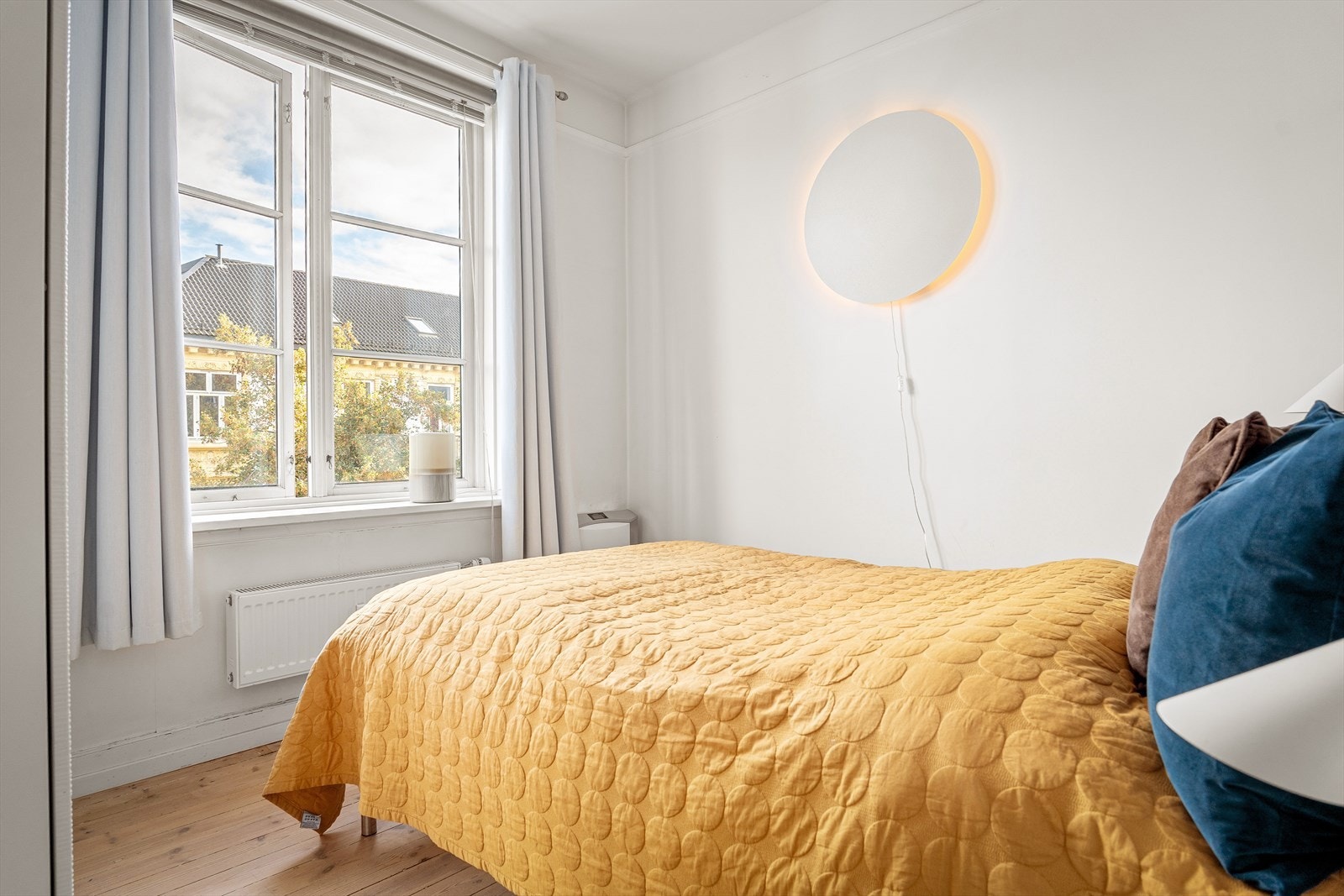 Romslig soverom med store vindusflater som gir godt med naturlig lys og en luftig atmosfære Galleribilde