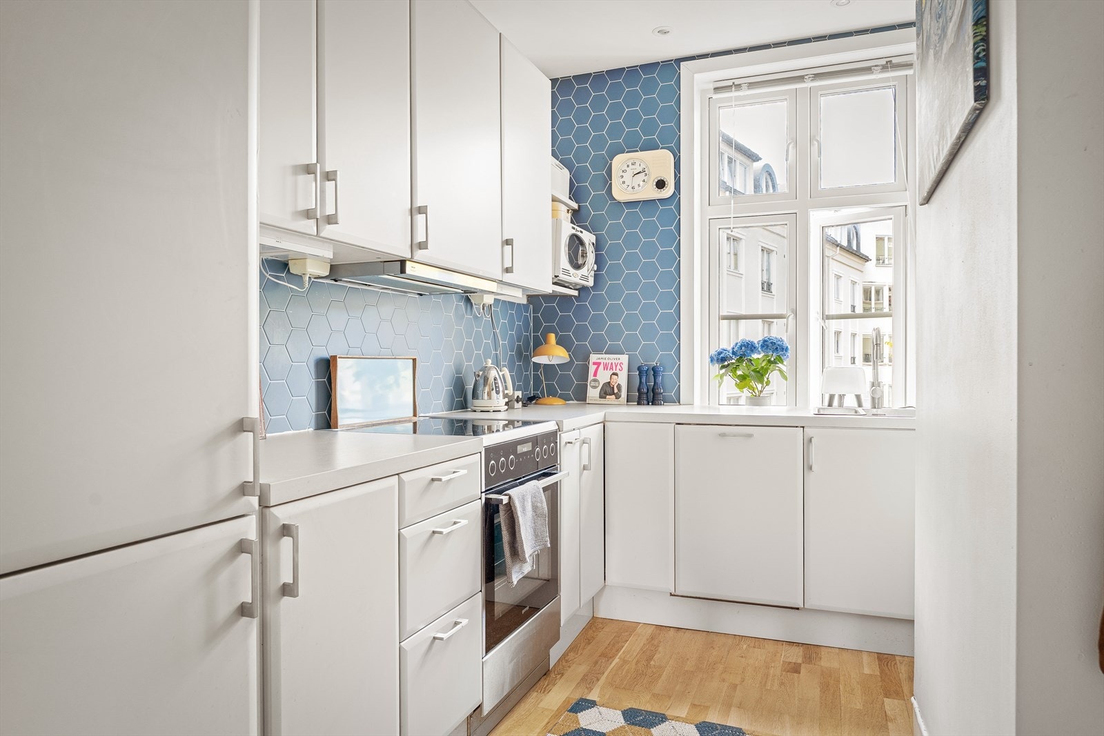 Kjøkkenet er innredet og designet med tanke på funksjonalitet og har godt med benk- og skapplass. Galleribilde