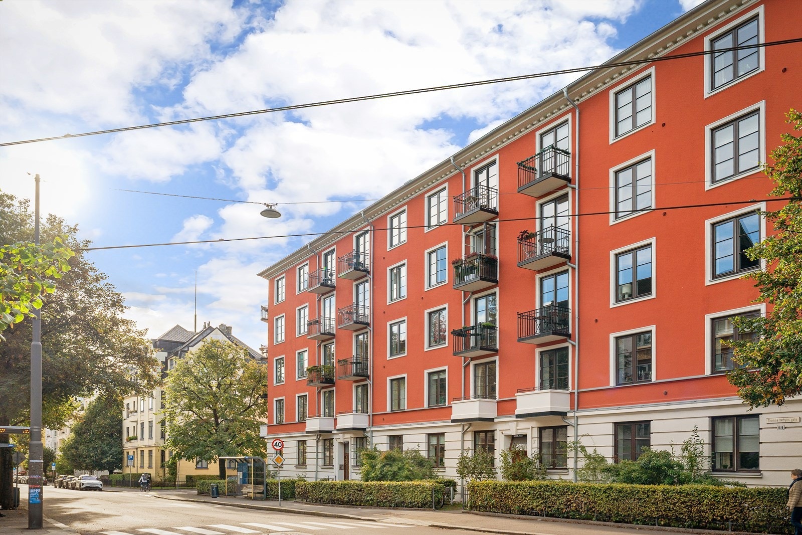 Her har du muligheten til å bo i et svært ettertraktet og sjarmerende nabolag, med umiddelbar nærhet til alt du trenger i hverdagen. Galleribilde