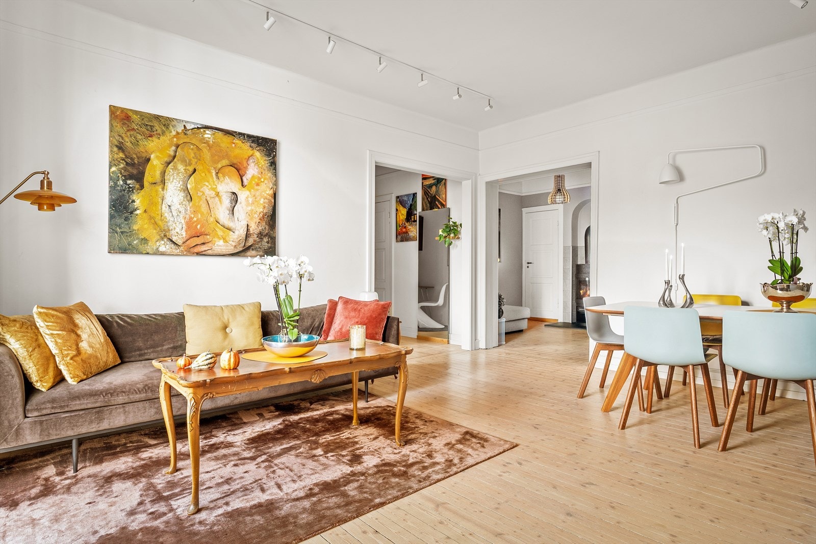 Generøs stue med god møbleringsfrihet. Galleribilde