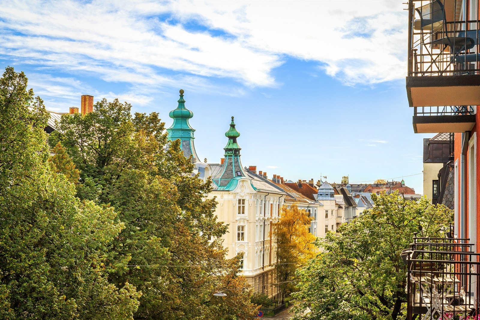 Balkong med utsikt over fornemme Frognergårder, samt frodig beplantning. Galleribilde