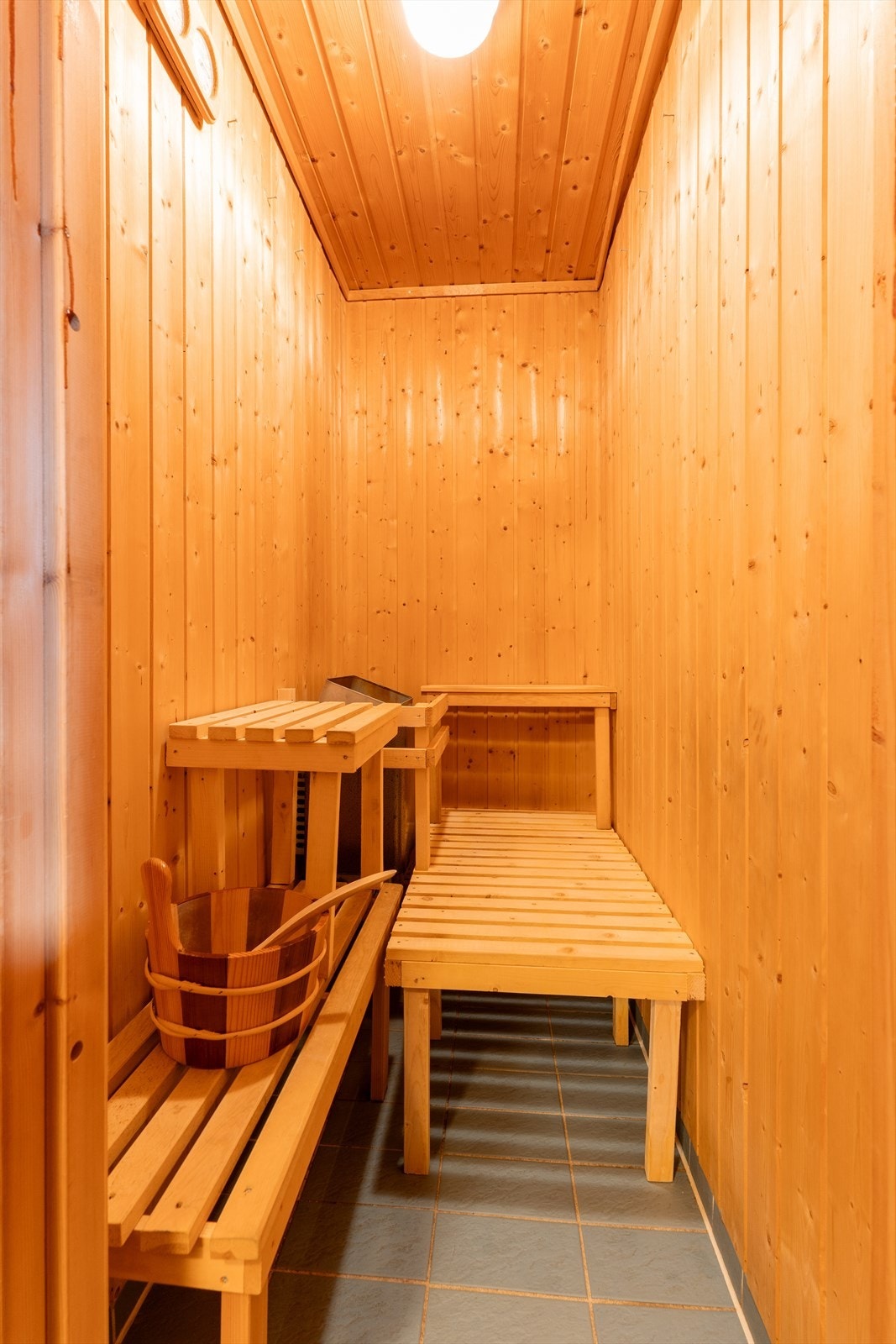 Du har også badstu i tilknytning til baderommet. Flis på golv og panel på veggar. Galleribilde