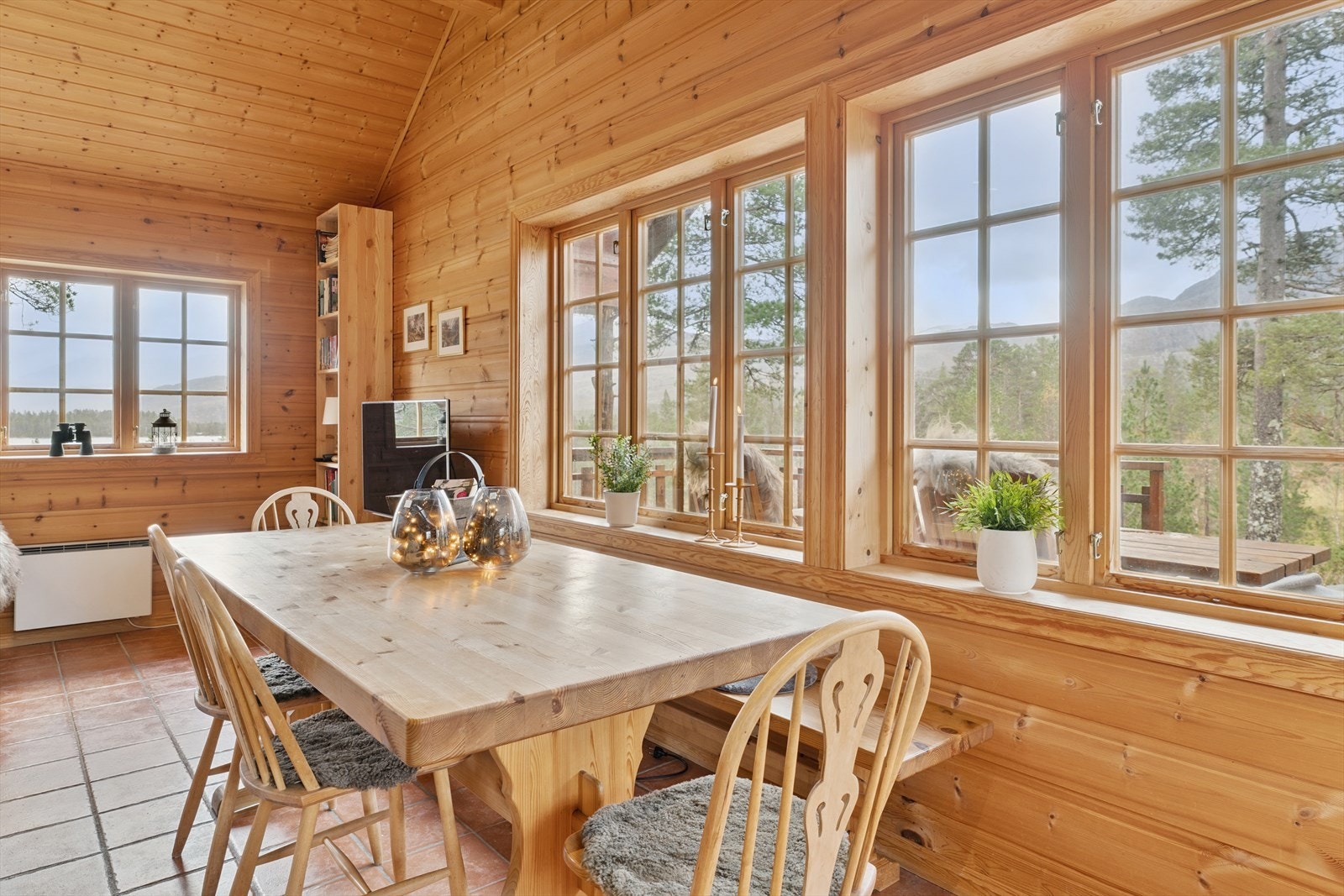 Godt spisebord i heiltre gir plass for familie og venner Galleribilde