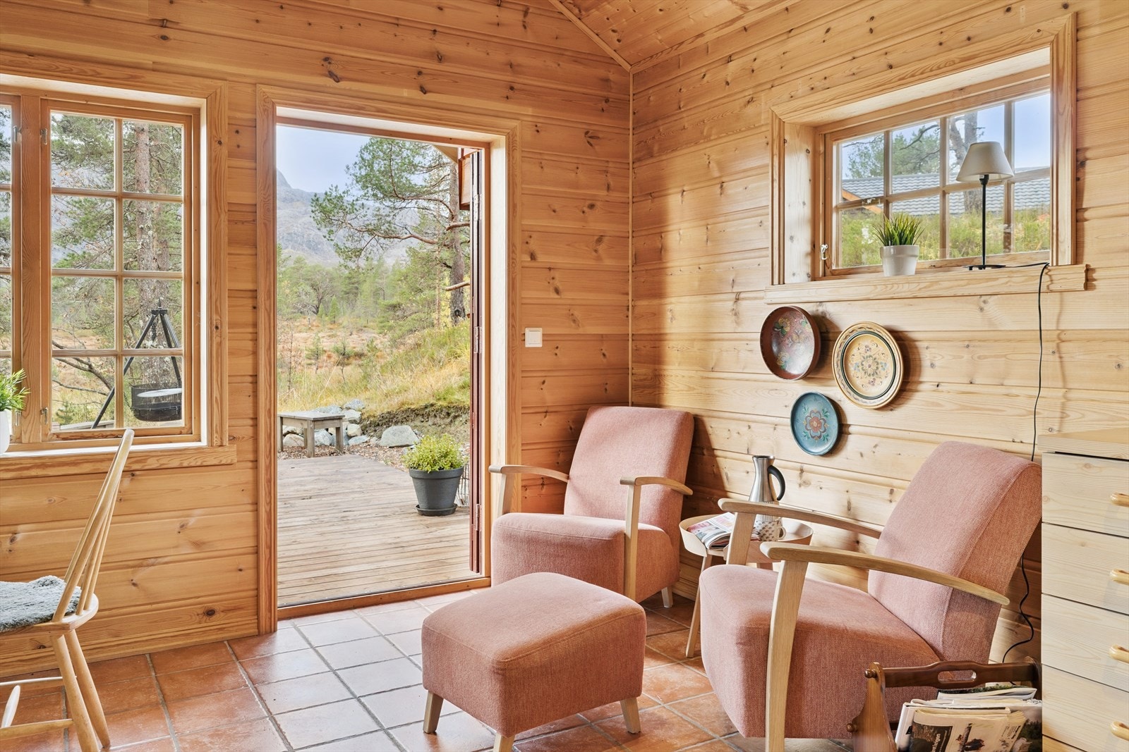 Frå stove/kjøkken har du balkongdør ut til terrasse og naturen Galleribilde