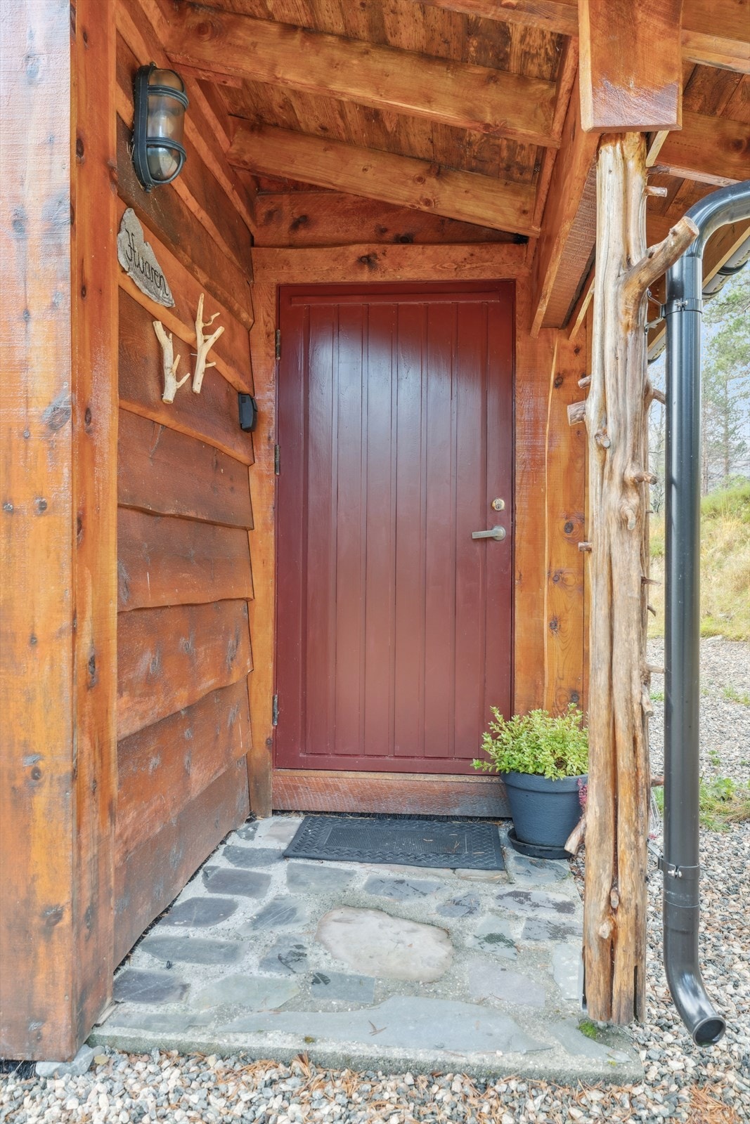 Hytta held god standard og har fine detaljar både ute og inne Galleribilde