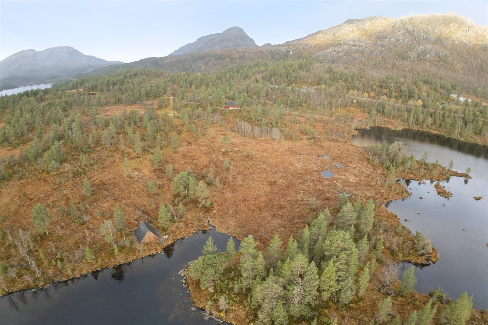 Felles naust ligg ca 150m frå hytta di. Her er det plass for ein liten båt om du også vil ha det. Galleribilde