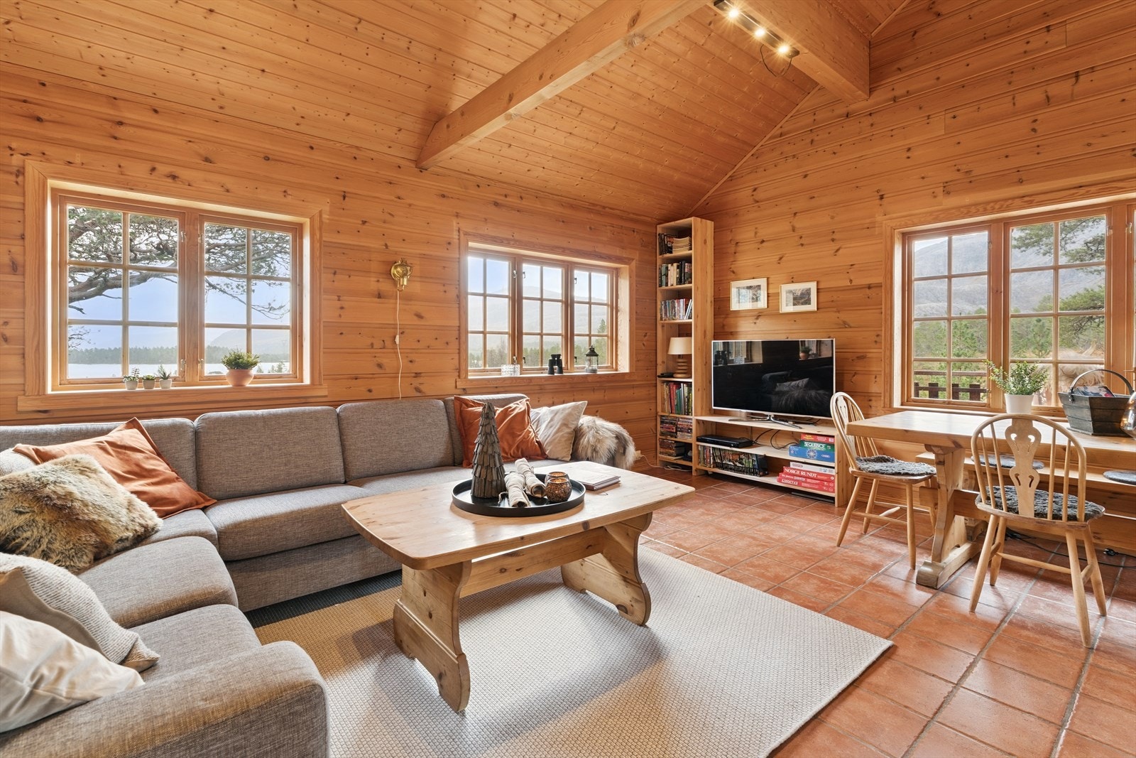 Velkommen inn!
Stova har mønehøgt tak som gjev ei veldig god romkjensle.
Alle golv i 1.etasje har flis med varmekablar Galleribilde