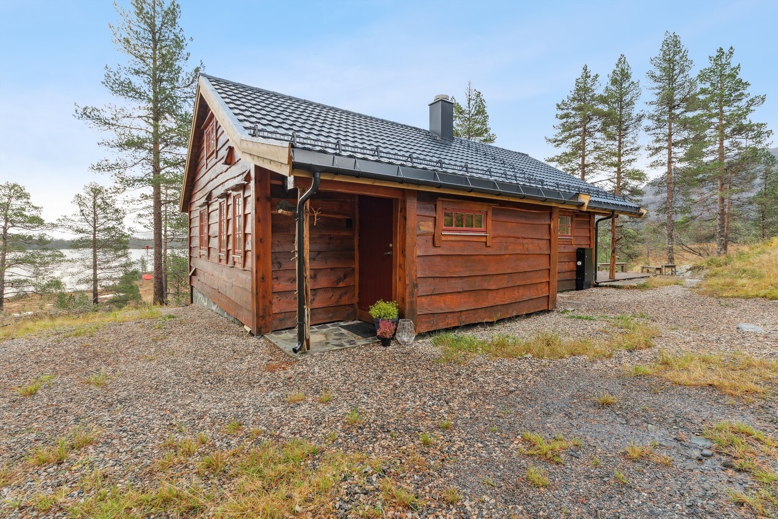 Her finn du ei super familiehytte med to soverom, hems og badstu!
Hytta fekk nytt decratak i 2024. Samtidig var terrasse utvida og fekk nytt dekke. Terrenget vart flata ut og gruslagt. Galleribilde