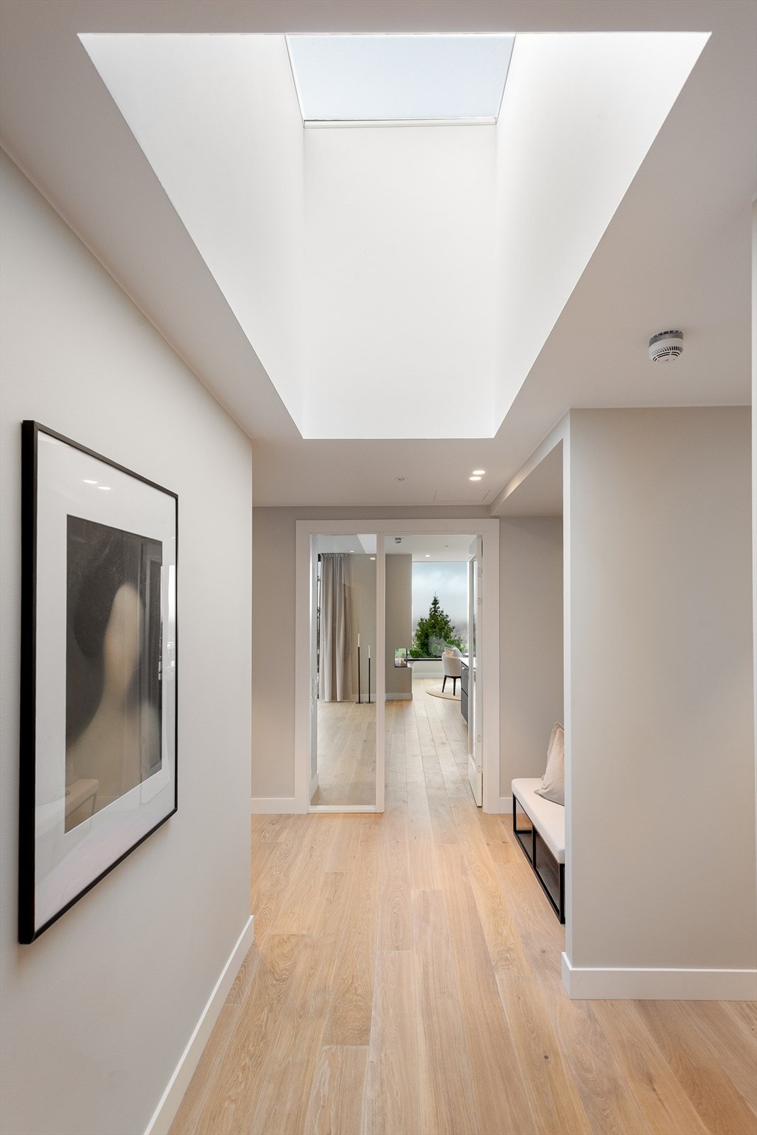 Overlys via takvindu i gangen Galleribilde