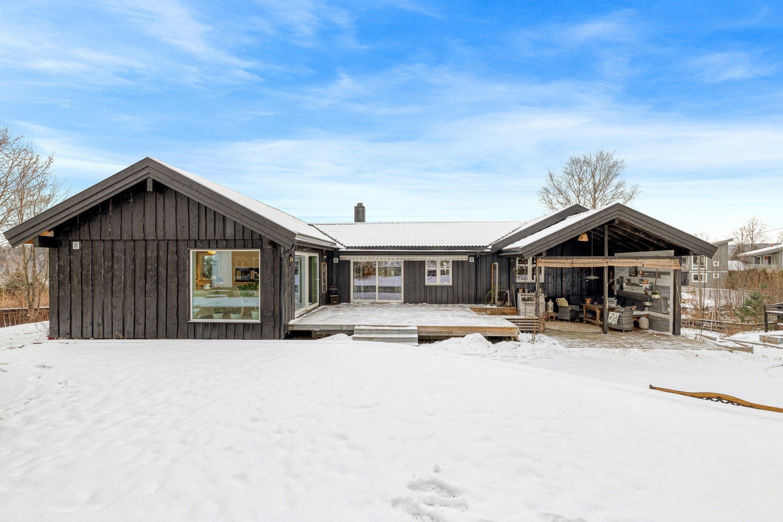 Stor platting utenfor stue/kjøkken. Galleribilde