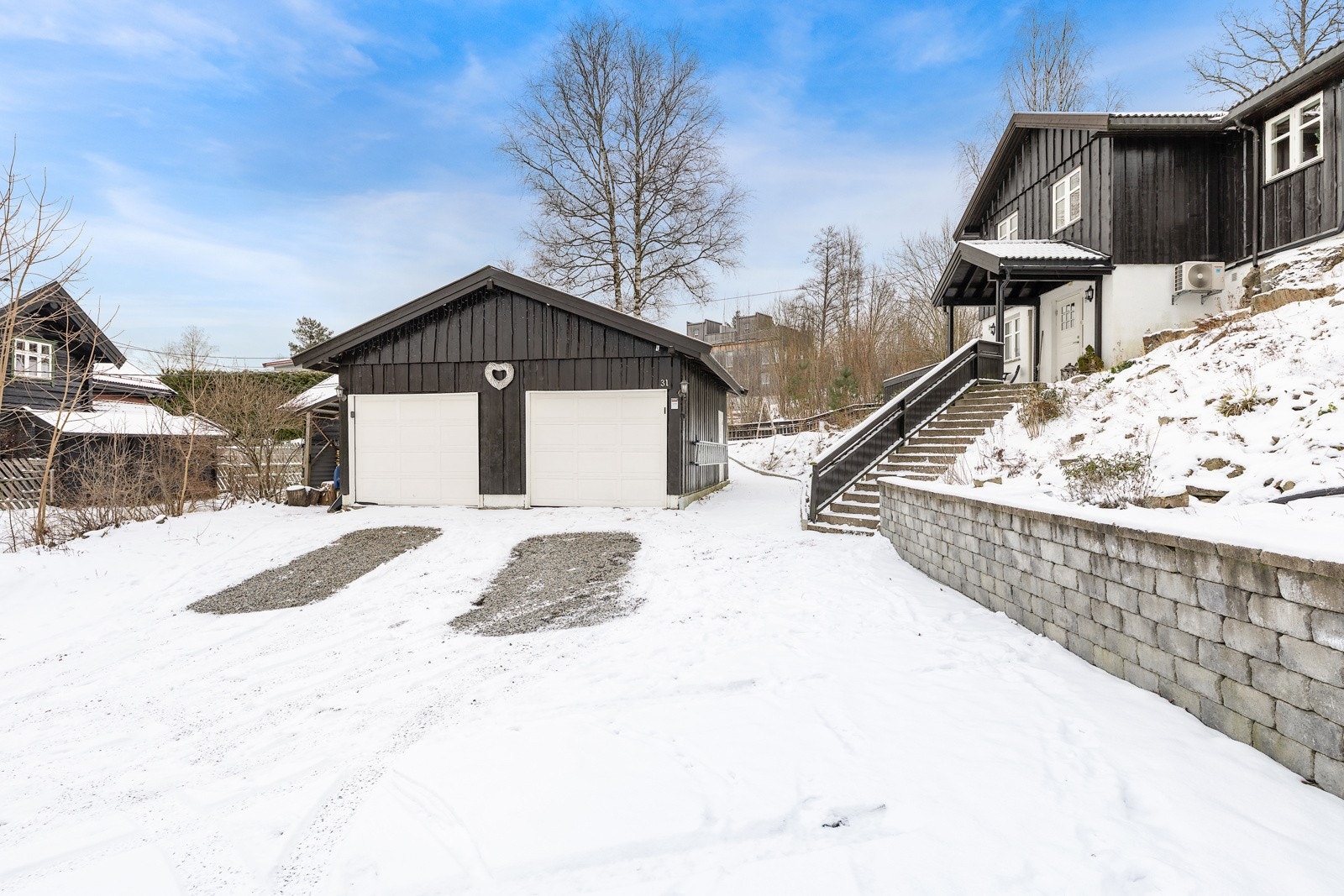 Fasade med dobbel garasje. Galleribilde