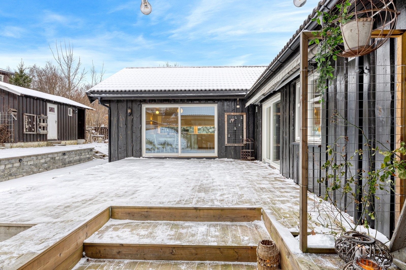 Flott terrasse utenfor stue og kjøkken. Galleribilde