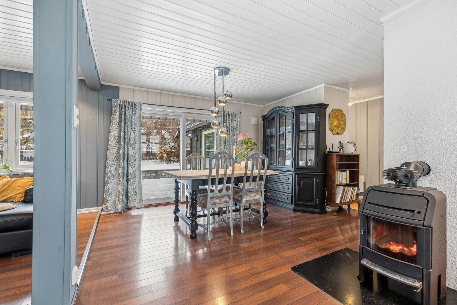 Stue/spisestue med vedovn Galleribilde