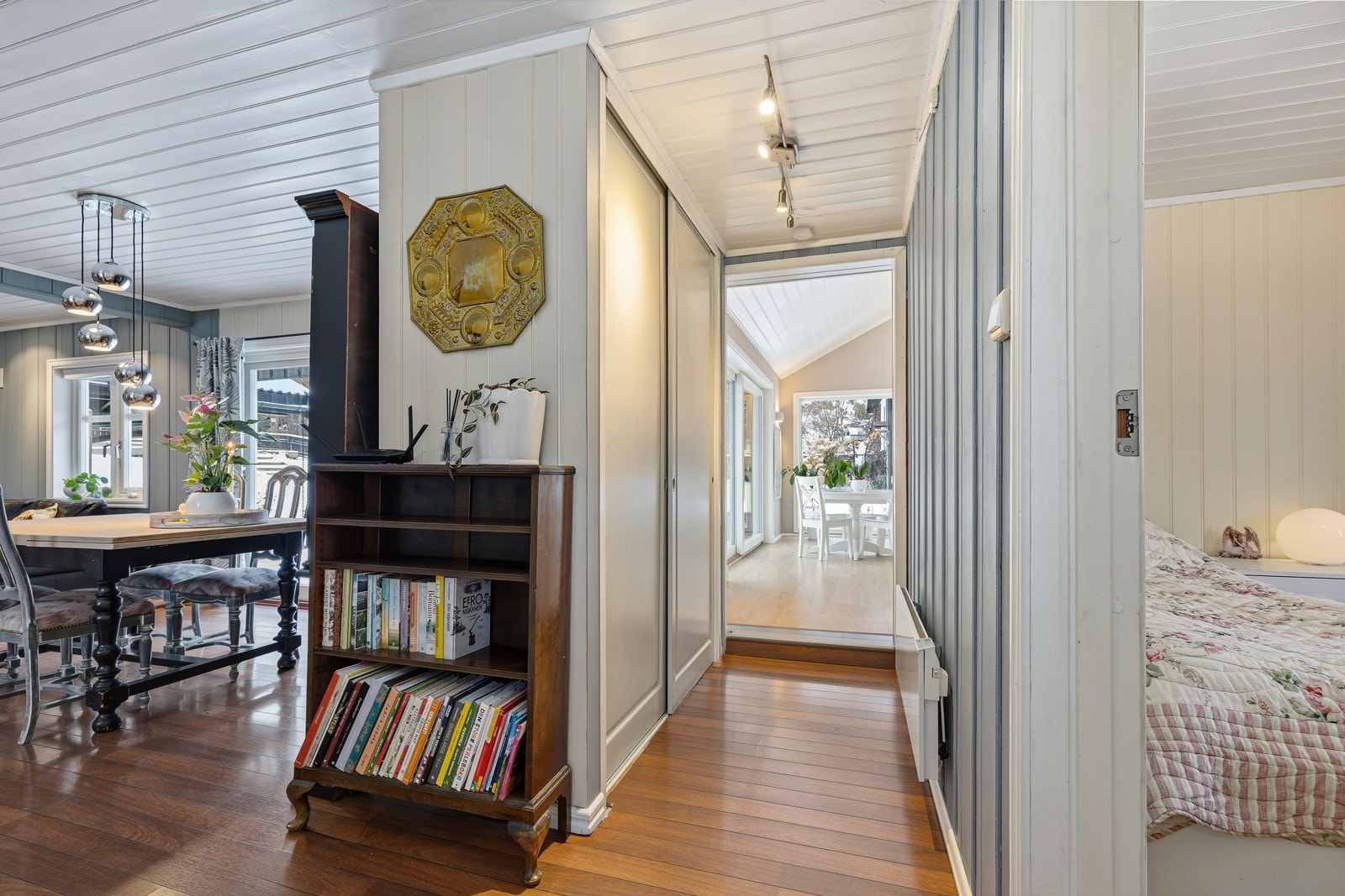 Gang mellom stue og det nye kjøkkenet. Galleribilde