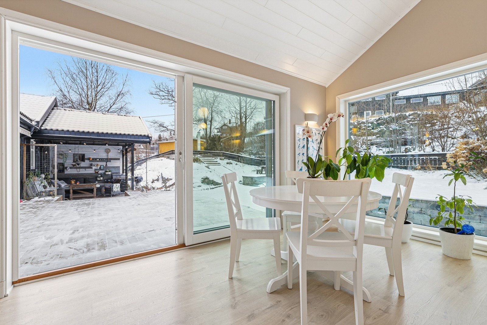 Stor spiseplass på kjøkken. Galleribilde