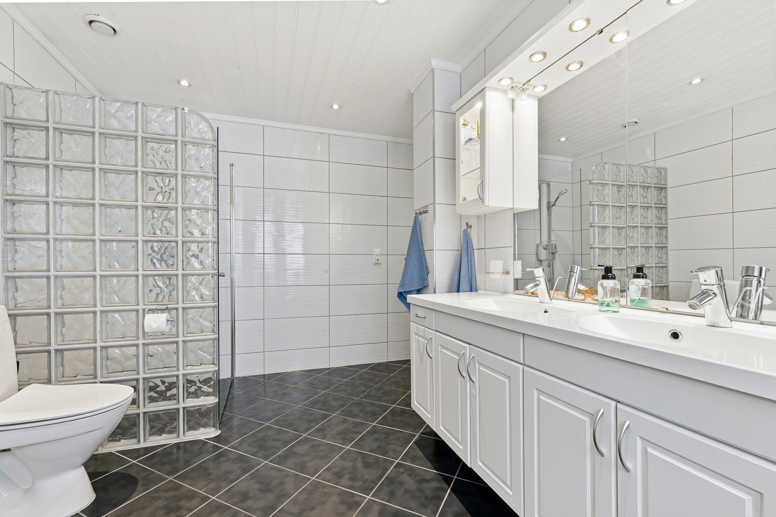 Romslig bad med dobbel vask i innredning Galleribilde