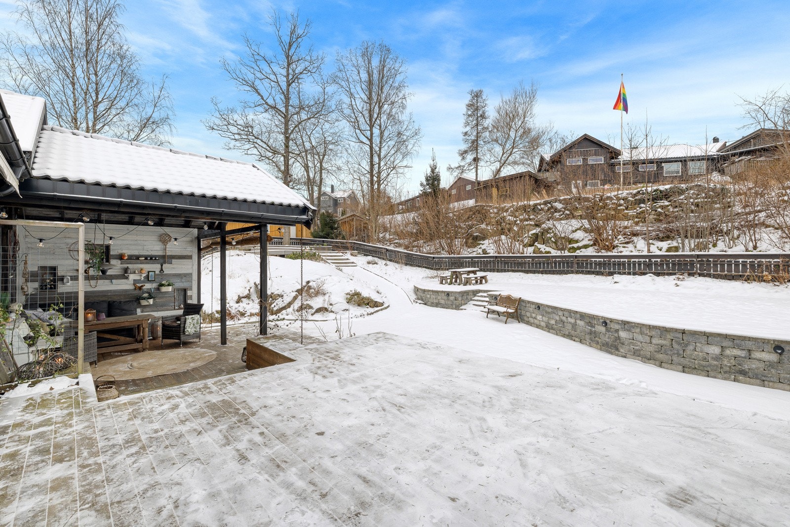 Del av terrassen er overbygget for sene sommerkvelder. Galleribilde