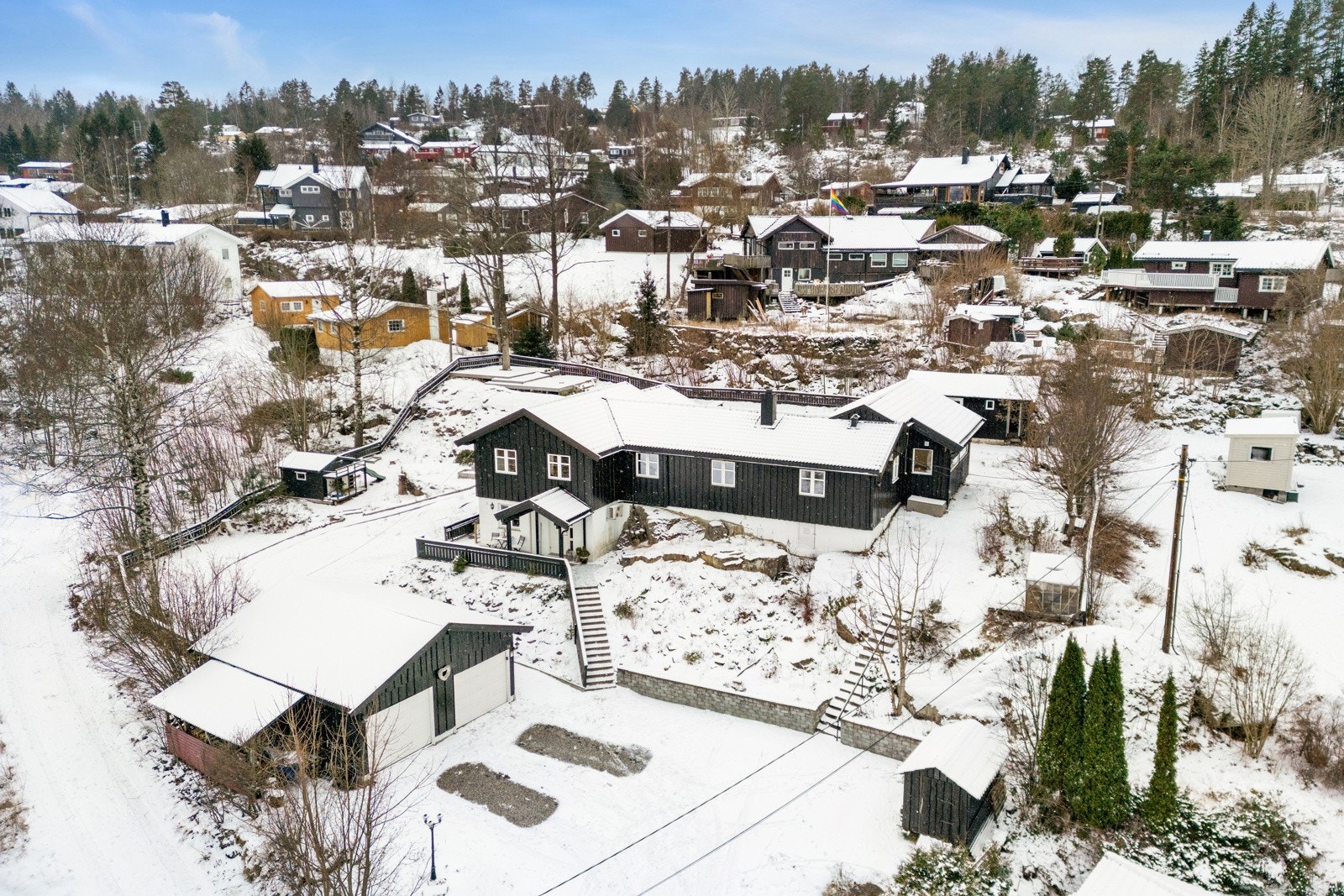 Høydefoto som viser hele eiendommen. Galleribilde