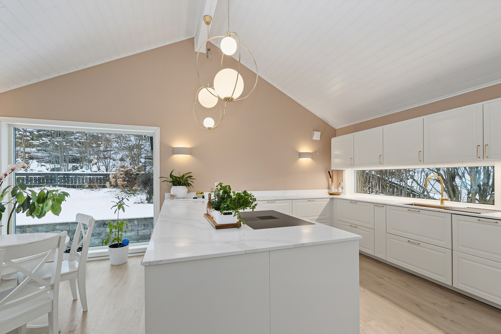 Åpen himling og store vinduer Galleribilde