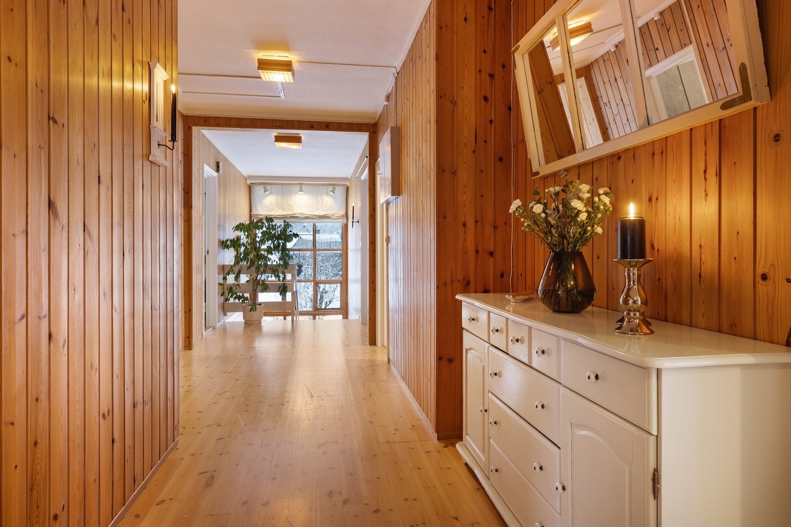 Den lange gangen gir en god romfølelse og distribuerer tilgang til alle rom i etasjen. Galleribilde