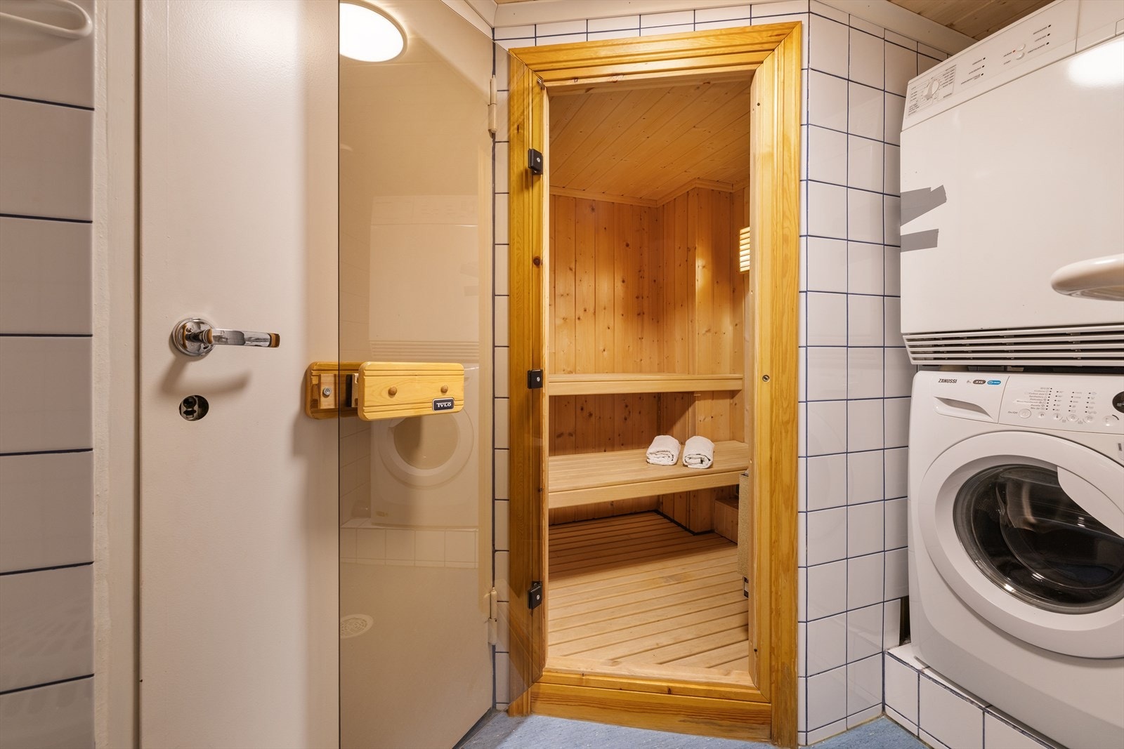 I tilknytning til dusjrommet er det en badstue med elektrisk ovn og sittebenker i tre. Galleribilde