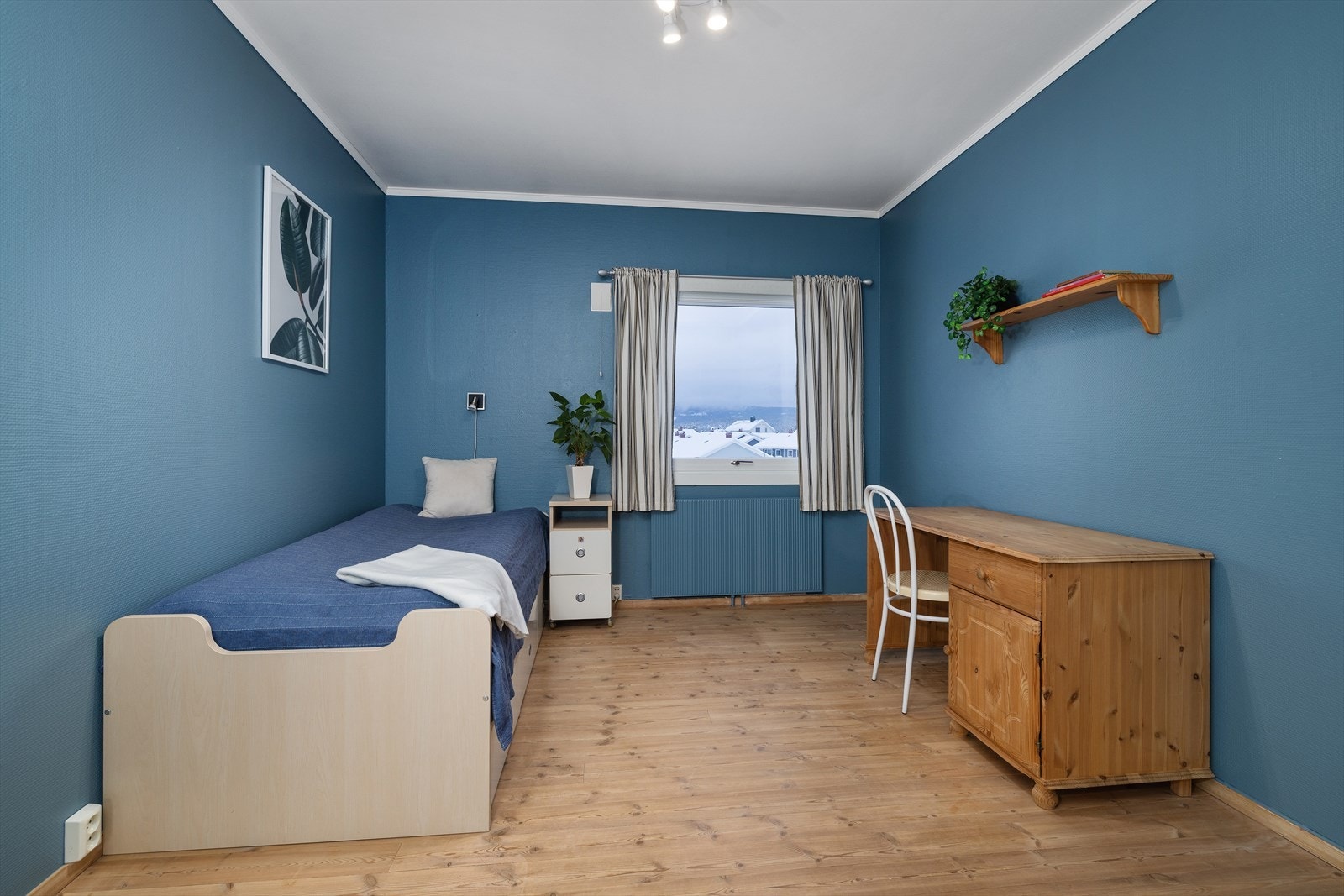 Et av de fire soverommene i andre etasje, med god plass til seng og skrivebord. Galleribilde