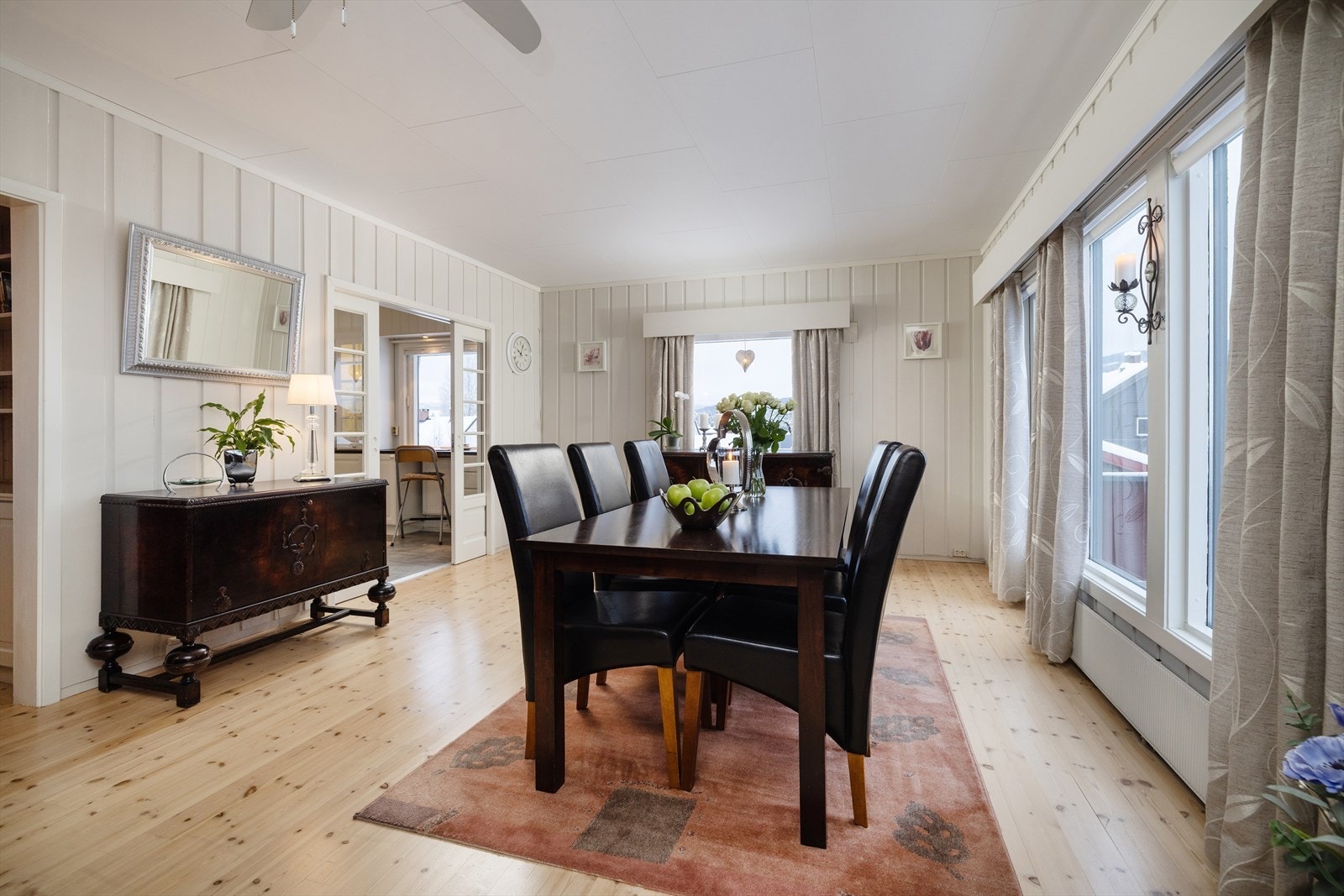 Fra spisestuen er det en åpen og sosial overgang til kjøkkenet. Galleribilde