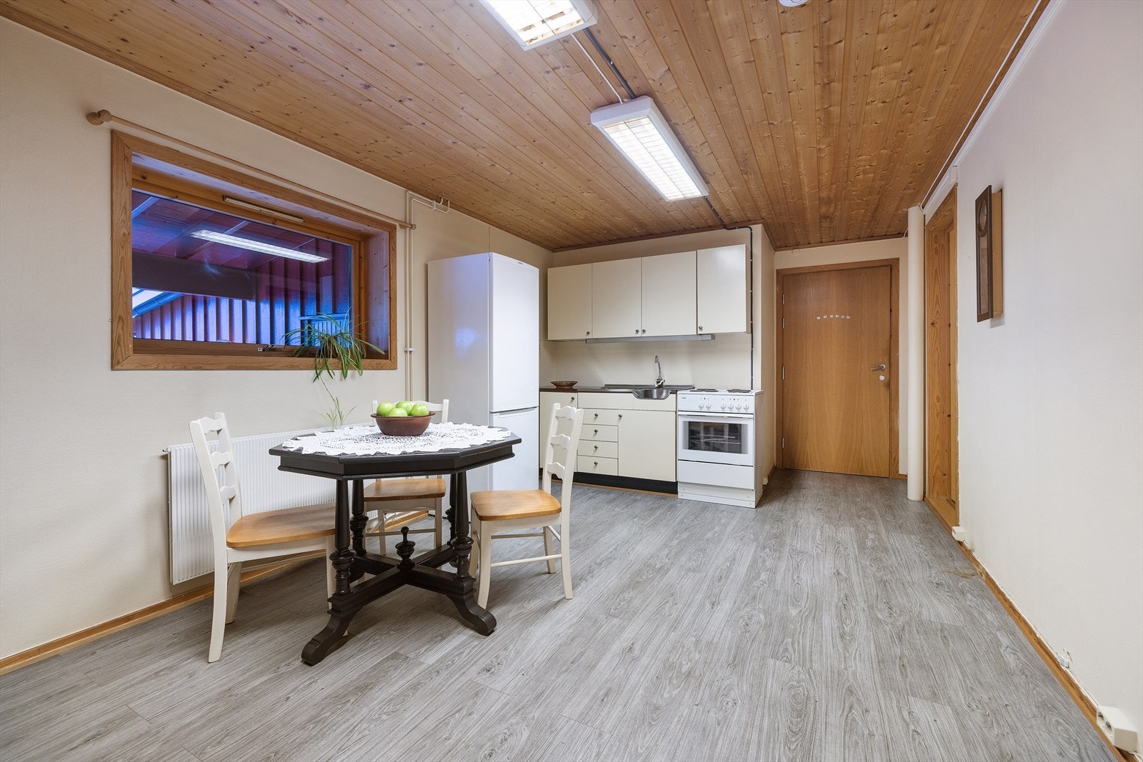 Personalrommet i næringsdelen er utstyrt med egen kjøkkenkrok med slette fronter og laminat benkeplate. Galleribilde