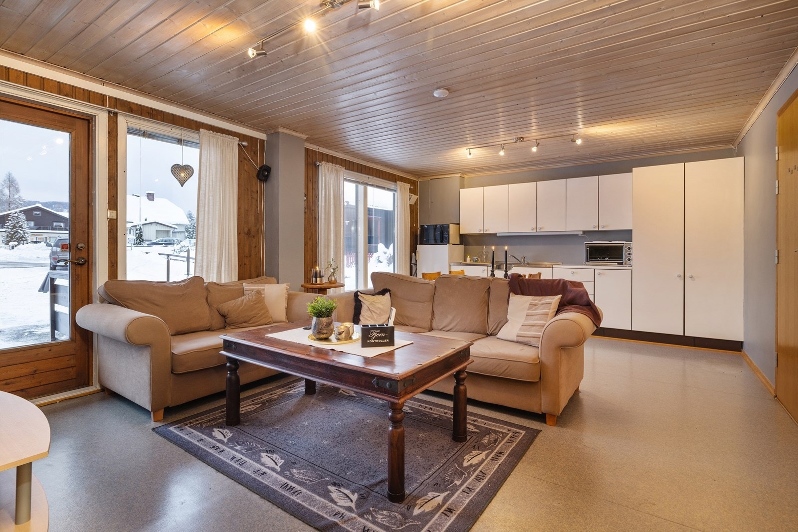 Næringsdelen inneholder store, anvendelige rom, her med en funksjonell kjøkkeninnredning. Galleribilde