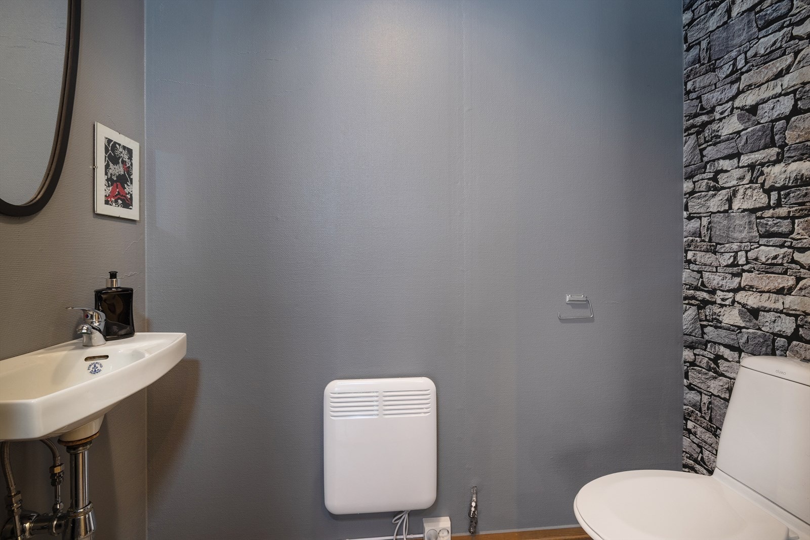 Det andre toalettrommet i næringsdelen, enkelt og funksjonelt innredet med vinyl gulvbelegg. Galleribilde