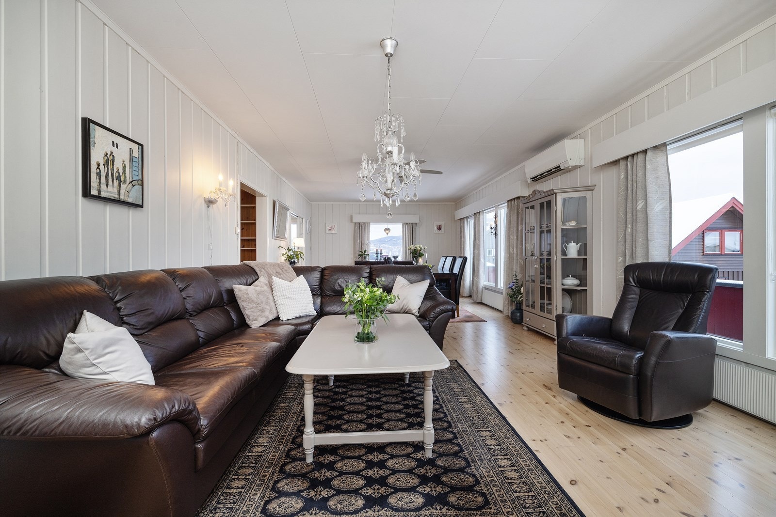 Stuen har store vindusflater og en luft-til-luft varmepumpe som sikrer jevn temperatur. Galleribilde