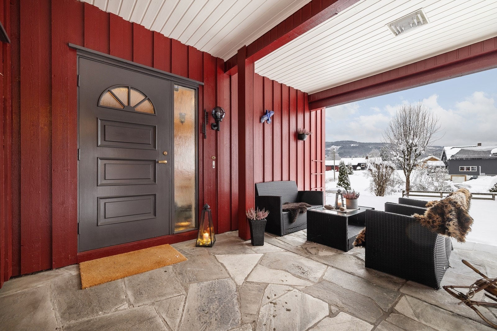 Den overbygde terrassen på 18 m² har et solid skifergulv og plass til en sittegruppe. Galleribilde